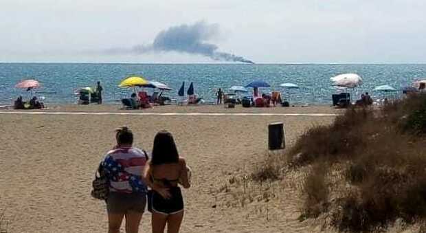 Imbarcazione in fiamme davanti la costa di Montalto, salvate sette persone