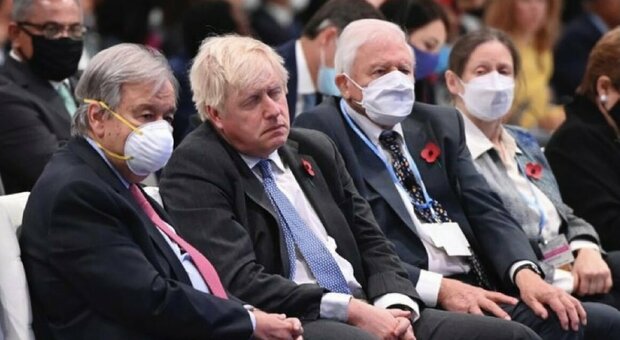 Cop26, Boris Johnson si addormenta senza mascherina: la foto fa impazzire il web