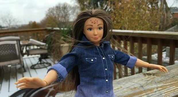 Barbie si rifà il look con acne, smagliature e cellulite: l'ultima trovata dell'artista Nickolay Lamm