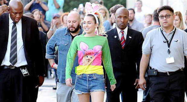 Miley Cyrus e l'outfit sbagliato coniglietta (con orecchie) in tivù