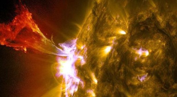 Il flares solare del 3 maggio foto del Solar Dynamics Observatory Nasa