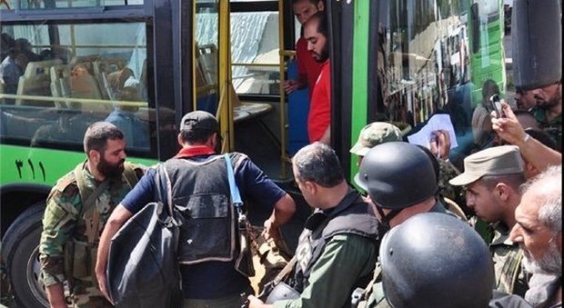 Damasco, 3000 miliziani depongono le armi: via in bus con le famiglie