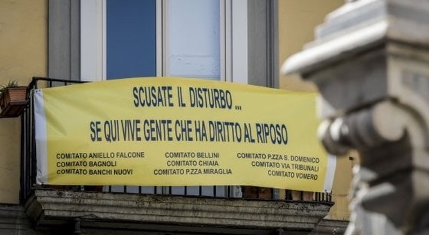 Napoli, rivolta contro lo striscione anti-movida: «Rovina il decoro, va rimosso»