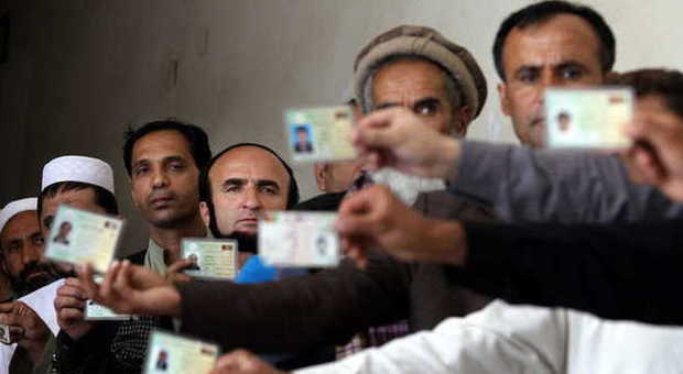 Afghanistan al ballottaggio per eleggere il nuovo presidente: minacce dei talebani, un razzo cade su Kabul