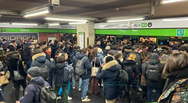 Milano, guasto e caos nella metro: linea verde paralizzata. Un passeggero colpito da malore