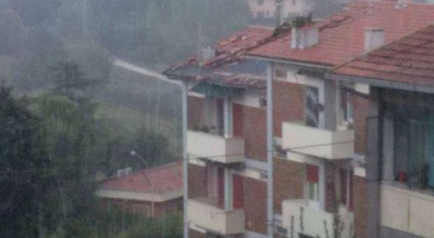 Bomba d'acqua e tempesta di fulmini: palazzo scoperchiato ad Ancona