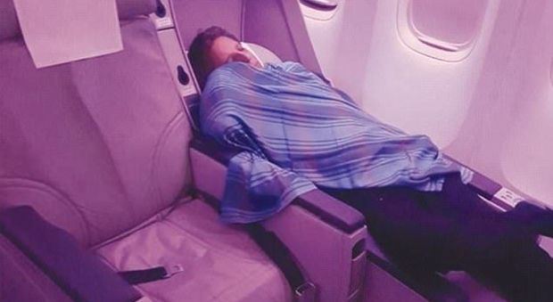 Il pilota dell'aereo dorme per 2 ore in business class, i passeggeri: "Ha messo a rischio la nostra vita"