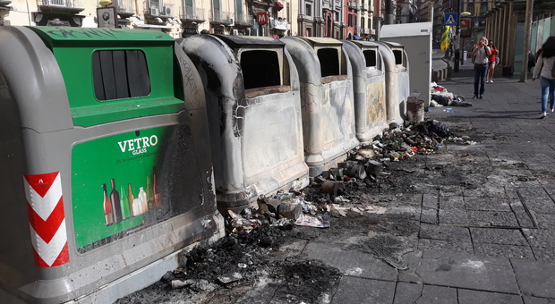 Napoli, incendiati i cassonetti durante la movida