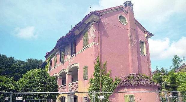 La storica villa di Valentino Dal Fabbro nel degrado: piove e il tetto crolla