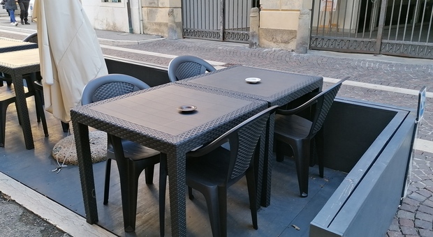 Sedie e tavolini all'esterno, nuove regole in arrivo: esercenti in allarme