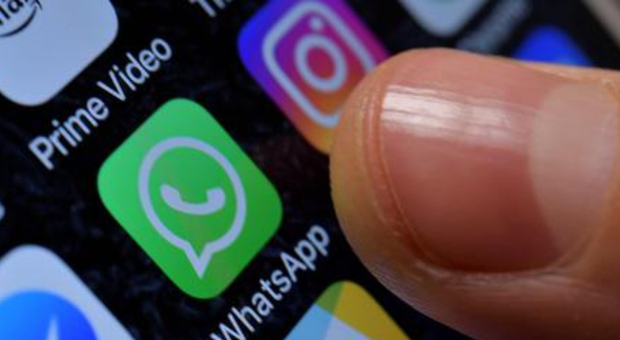 Instagram e Whatsapp down, utenti infuriati: «Non si possono mandare foto, né audio»