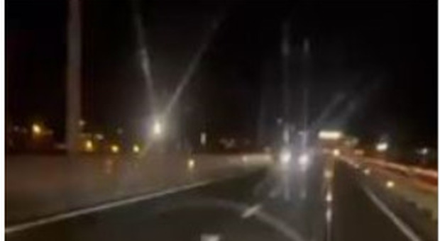 Sfreccia contromano nella notte sul ponte della Libertà a Venezia