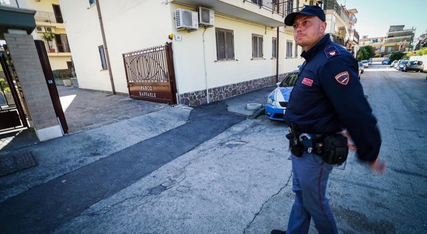 Napoli, ancora una stesa: 14 colpi esplosi, raggiunta un'abitazione