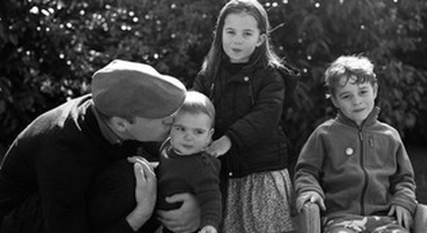 Kate Middleton risponde a Meghan Markle: foto di Natale con William e i figli