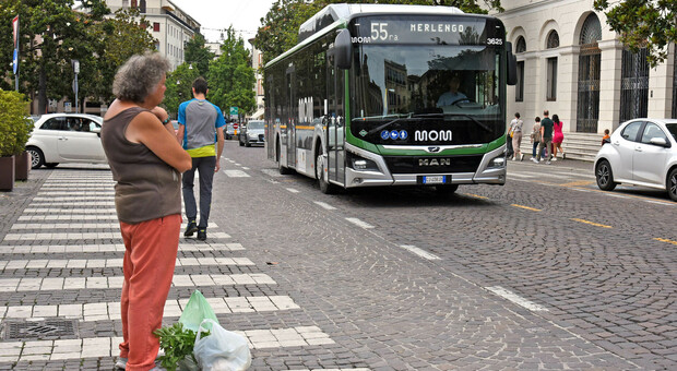 Aumento prezzi del biglietto dei bus di Treviso, la rabbia dei pendolari
