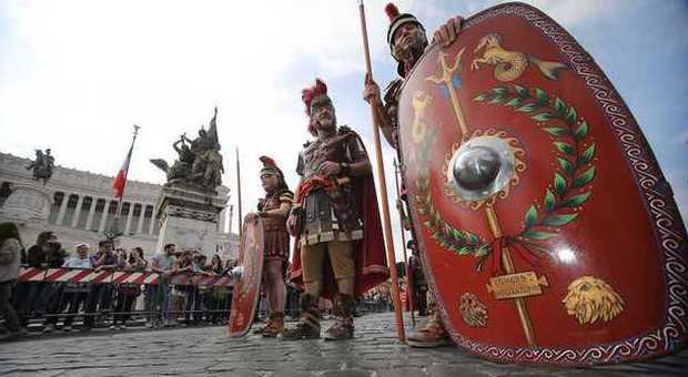 Roma festeggia il suo Natale: folla in centro per la sfilata dei gruppi storici