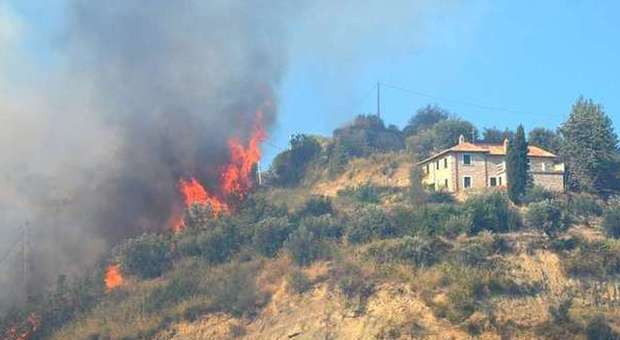 Ascoli, fiamme nella zona di Porta Cartara Il fronte dell'incendio è lungo 300 metri