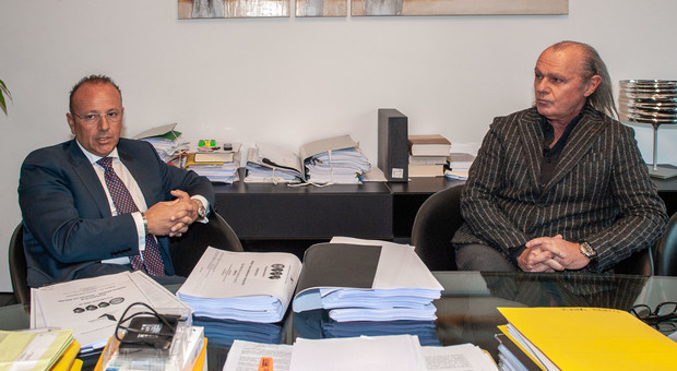 L'avvocato Fabio Crea con Claudio Barzan, padre di Christian (foto Alvise Bortolanza per Nuove Tecniche)