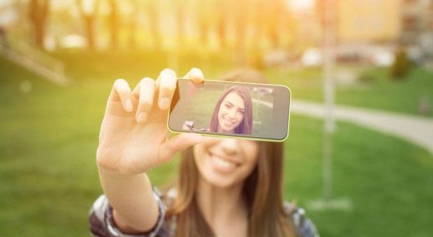 I selfie degli altri annoiano, i propri no: lo studio sul paradosso dell'autoscatto