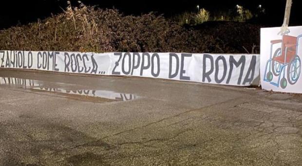 Roma-Lazio, striscione a Trigoria contro Zaniolo prima del derby. Fonseca: inaccettabile