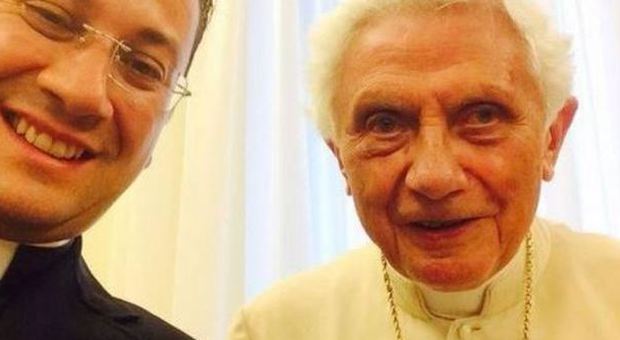 Primo selfie per Ratzinger: l'ex Papa in posa con un seminarista -Guarda