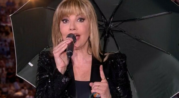 Aida, pioggia all'Arena di Verona. Milly Carlucci in diretta: «Qua scappano tutti, ma che uomini sono?»