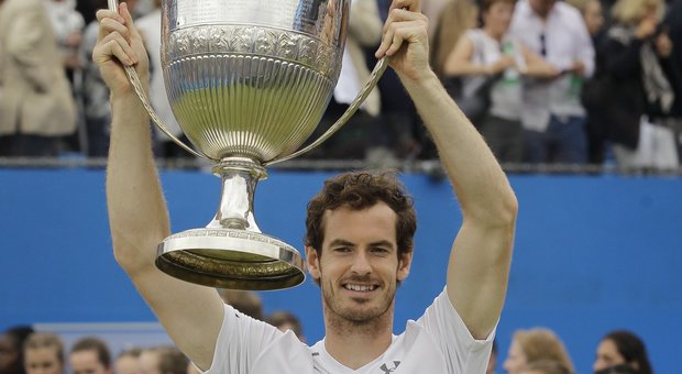 Lo scozzese Andy Murray solleva la coppa del Queen's Club Championships