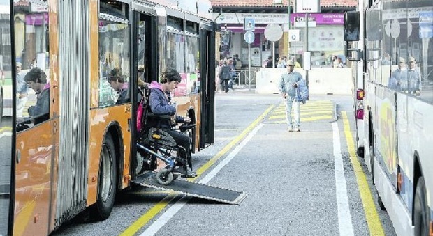 Malata di sclerosi multipla in sedia a rotelle ignorata dall'autista del bus