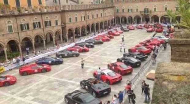 Ascoli, le Ferrari d'epoca hanno inaugurato la Mille Miglia