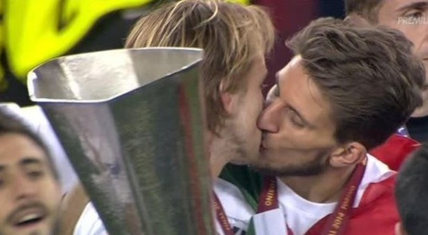 Il Siviglia vince l'Europa League, il bacio gay sul palco: Rakitic e Carriço 'affettuosi' fanno il giro del web