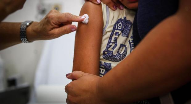 Vaccini, nelle scuole di Napoli tre casi di certificazione incompleta