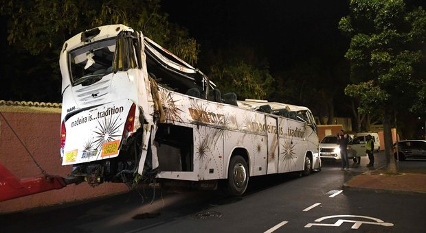 Bus turistico si ribalta sull'isola di Madeira, è strage. «Nove morti, 50 a bordo»