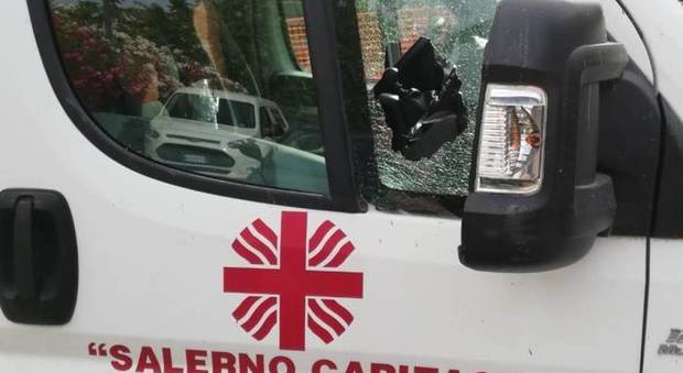 Tentano di rubare furgone Caritas: «Noi abbandonati dalle istituzioni»
