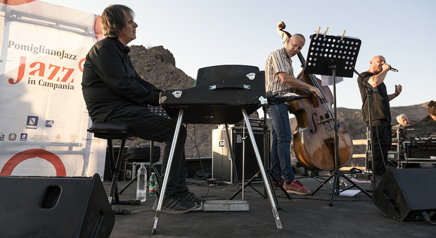Raiz (voce degli Almamegretta), Avishai Cohen bassista e cantante istraeliano e Francesco Nastro. Pomigliano Jazz (foto Titti Fabozzi)