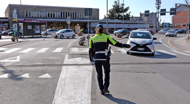 Un controllo della polizia locale a Treviso