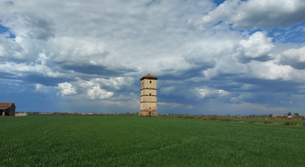la torre colombara di villa ca' salvioni è alta 18 metri
