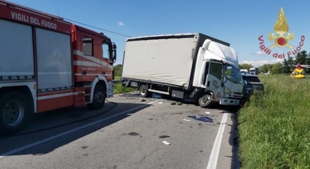 Incidente stradale nel Milanese, furgone sbanda e investe un camionicino: 1 morto e 1 ferito