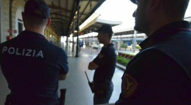Ragazzo di 18 anni morto travolto dal treno regionale: macchinista sente un urto, il corpo trovato vicino ai binari