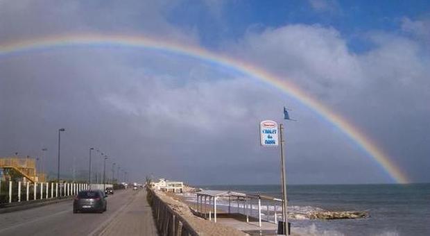 P.Recanati, spiaggia sferzata dal vento e spunta l'arcobaleno: scatti di Leonardi