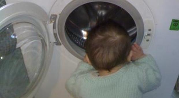 Bimbo di 5 anni entra nella lavatrice e muore soffocato: il papà stava dormendo, tragedia in casa