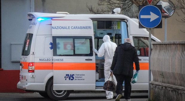 Coronavirus, la strage dei camici bianchi: morto medico legale a Napoli, è la 20esima vittima in Italia
