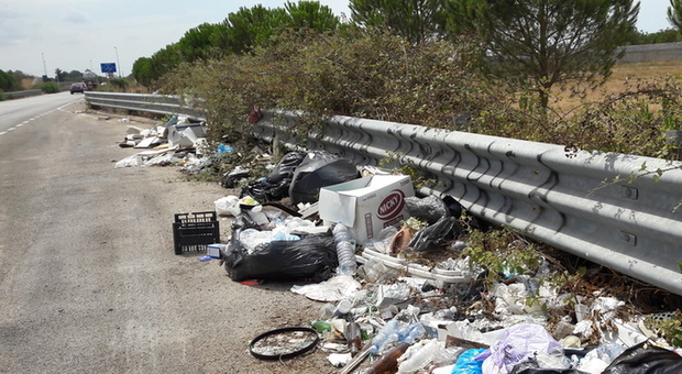 Brindisi, abbandono selvaggio di rifiuti: cento multe e controlli serrati