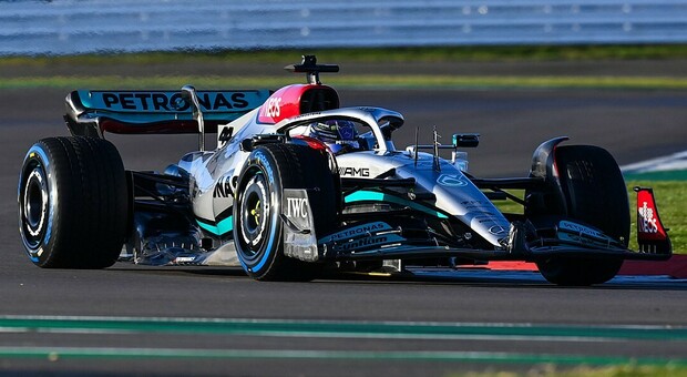 Lewis Hamilton con la Mercedes W13 senza pance