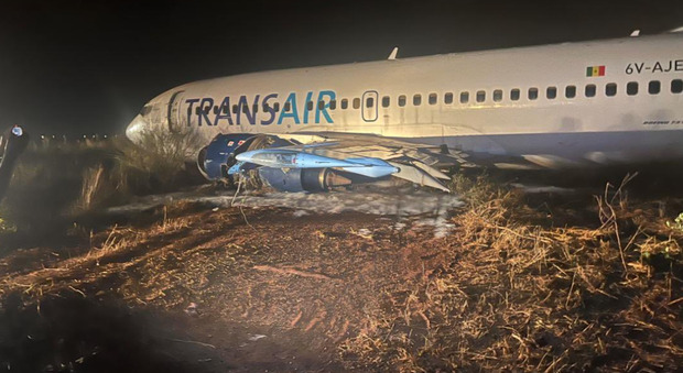 Incidente aereo a Dakar, Boeing 737 finisce fuori pista durante il decollo: 11 feriti (di cui 4 gravi)