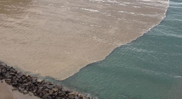 Meta di Sorrento: un acquazzone e il mare diventa marrone| Il video