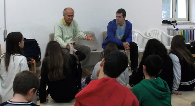 Il play dello Scauri Dante Richotti (a destra) con il docente Federico Galterio