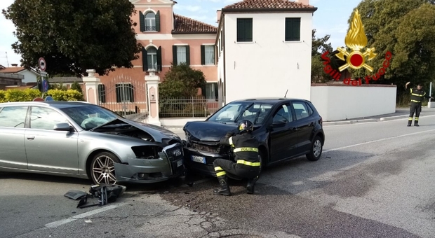 Schianto fra auto a Castagnole di Paese: due persone ferite portate in ospedale
