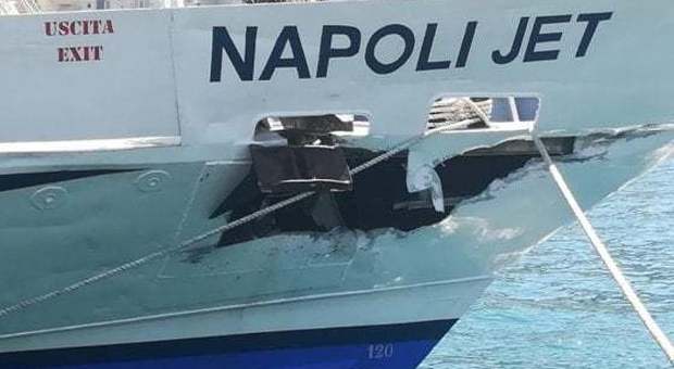 Maltempo nel golfo di Napoli, aliscafo contro banchina a Capri: ferita passeggera
