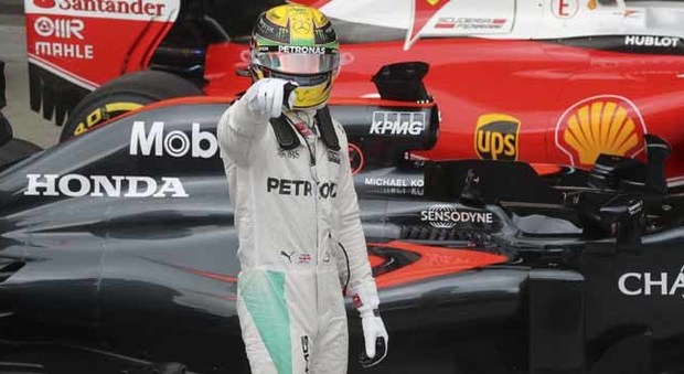 Lewis Hamilton festeggia dopo la pole