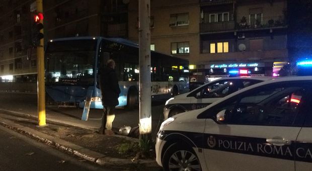 Roma, bus travolge scooter e auto in zona Marconi: 4 feriti tra cui l'autista